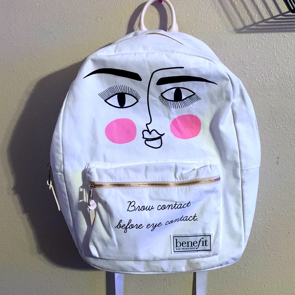 Back pack from Benefit. Never used it. We can clean it if you would like!❤️
